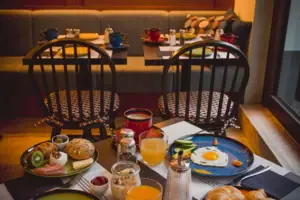 Een tafel met borden vol eten en drinken.