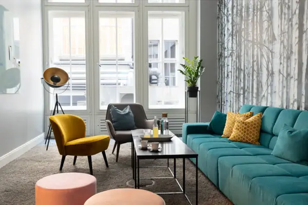 Een woonkamer met bank, fauteuils en salontafel.