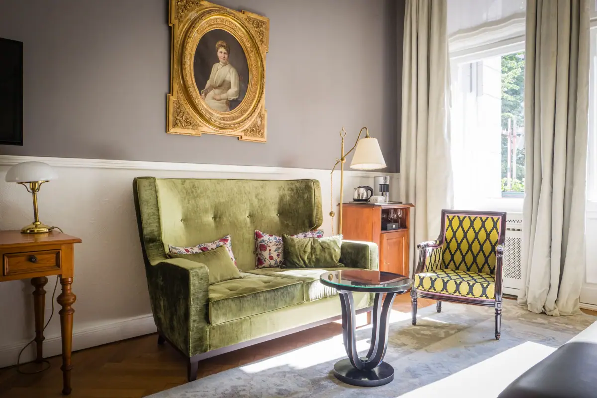 Woonkamer met bank en salontafel.