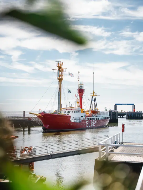 Rode boot op het water in Cuxhaven.