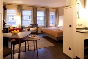 Een hotelkamer met een bed en een tafel.