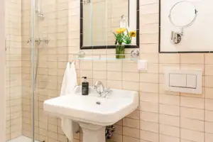 Badkamer Badkamer met spiegel en wastafel