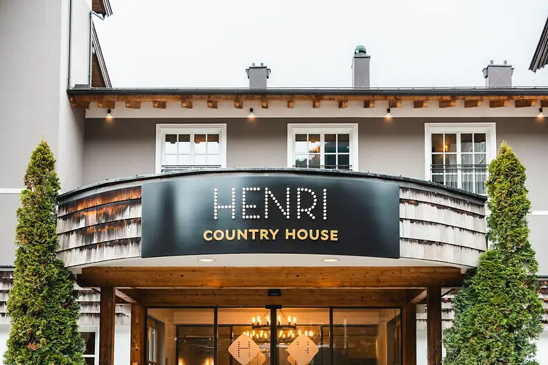 Een bord op een gebouw.