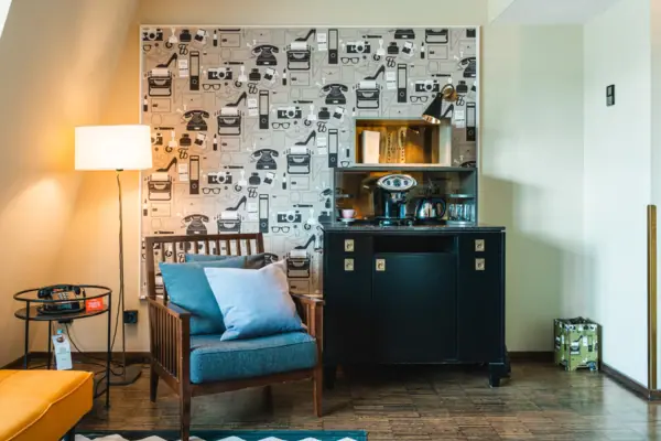Fauteuil en kast met koffie- en theestation