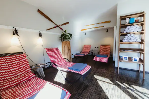 Een kamer met stoelen en een plank.