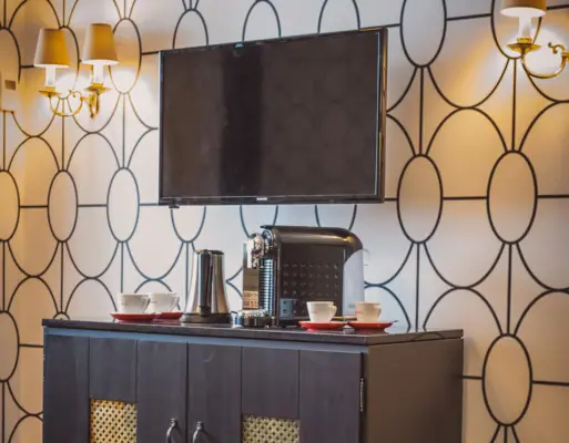 Koffie station Een televisie op een kast