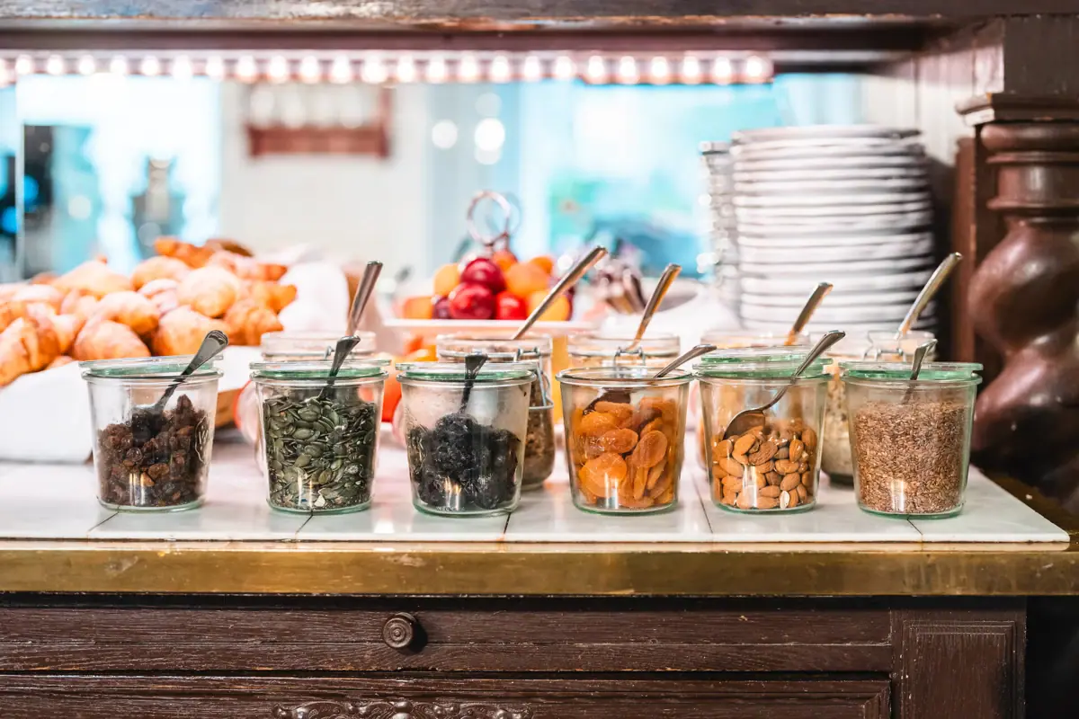 Verschillende potten met eten op een rij.