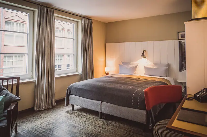 Een slaapkamer met een bed en een bureau.