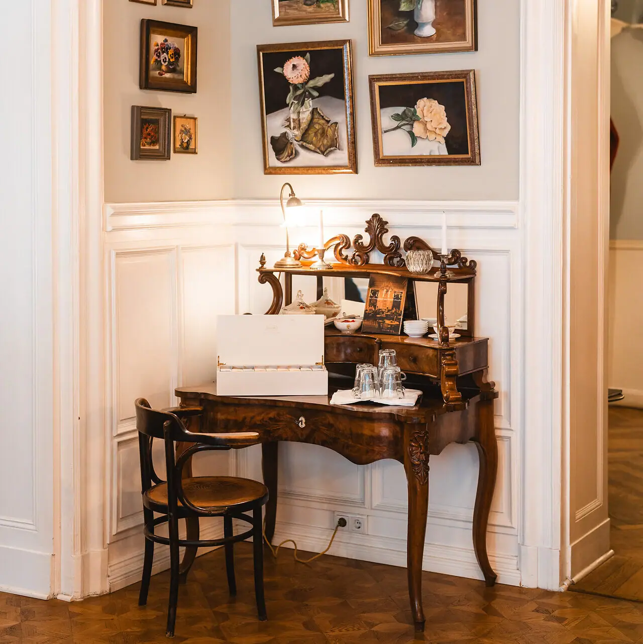 Bureau en stoel in één kamer.