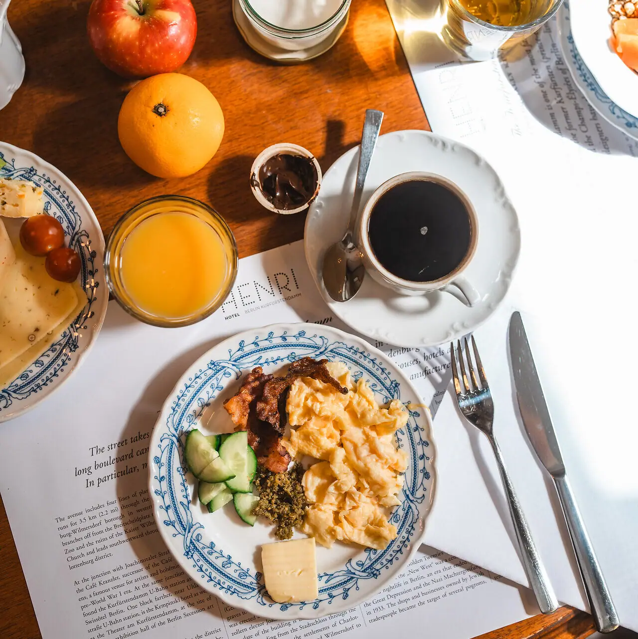 Heerlijk HENRI ontbijt Een tafel met eten en drinken.