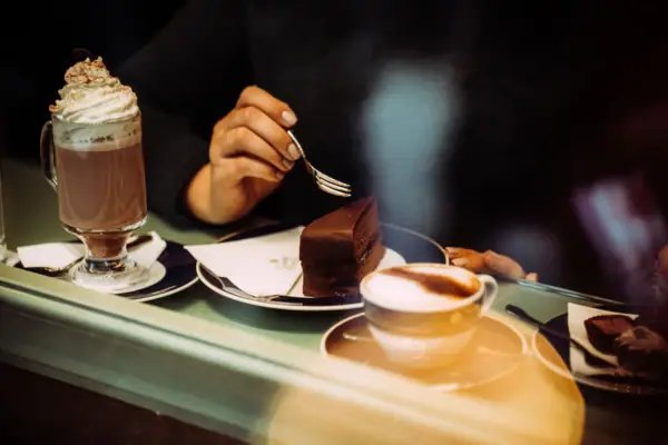 Café Iemand eet een stuk taart.