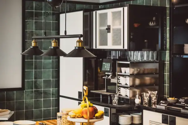 Huis keuken Een keuken met verschillende gerechten op het werkblad.