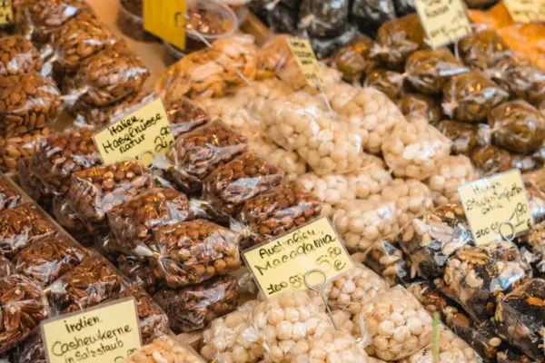 Een selectie van zakjes met noten op een markt.