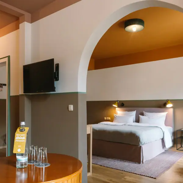 Een kamer met een bed en een televisie.