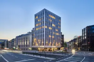 Verlicht gebouw in een stedelijke omgeving bij nacht