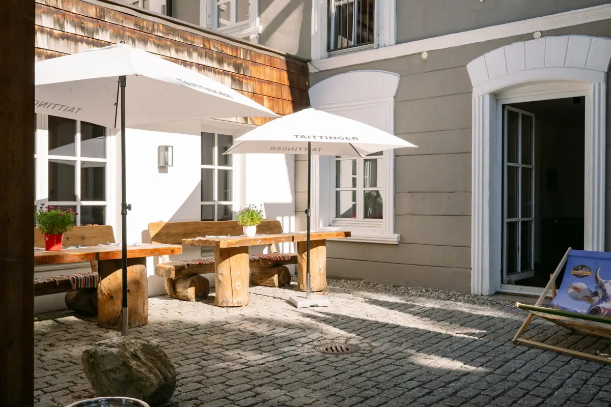 Een patio met parasols en tafels.