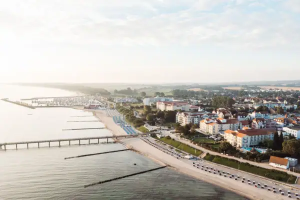 A-ROSA Ostseehotel Kühlungsborn Vogelperspectief van een stad naast een waterlichaam met lucht en wolken.