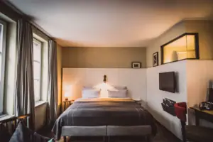 Bed in een stijlvol ingerichte kamer.