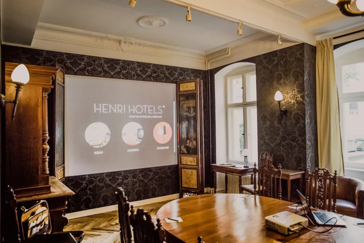 Een kamer met canvas en meubels.