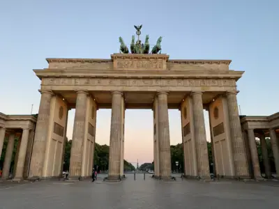 Vooraanzicht van de Brandenburger Tor overdag