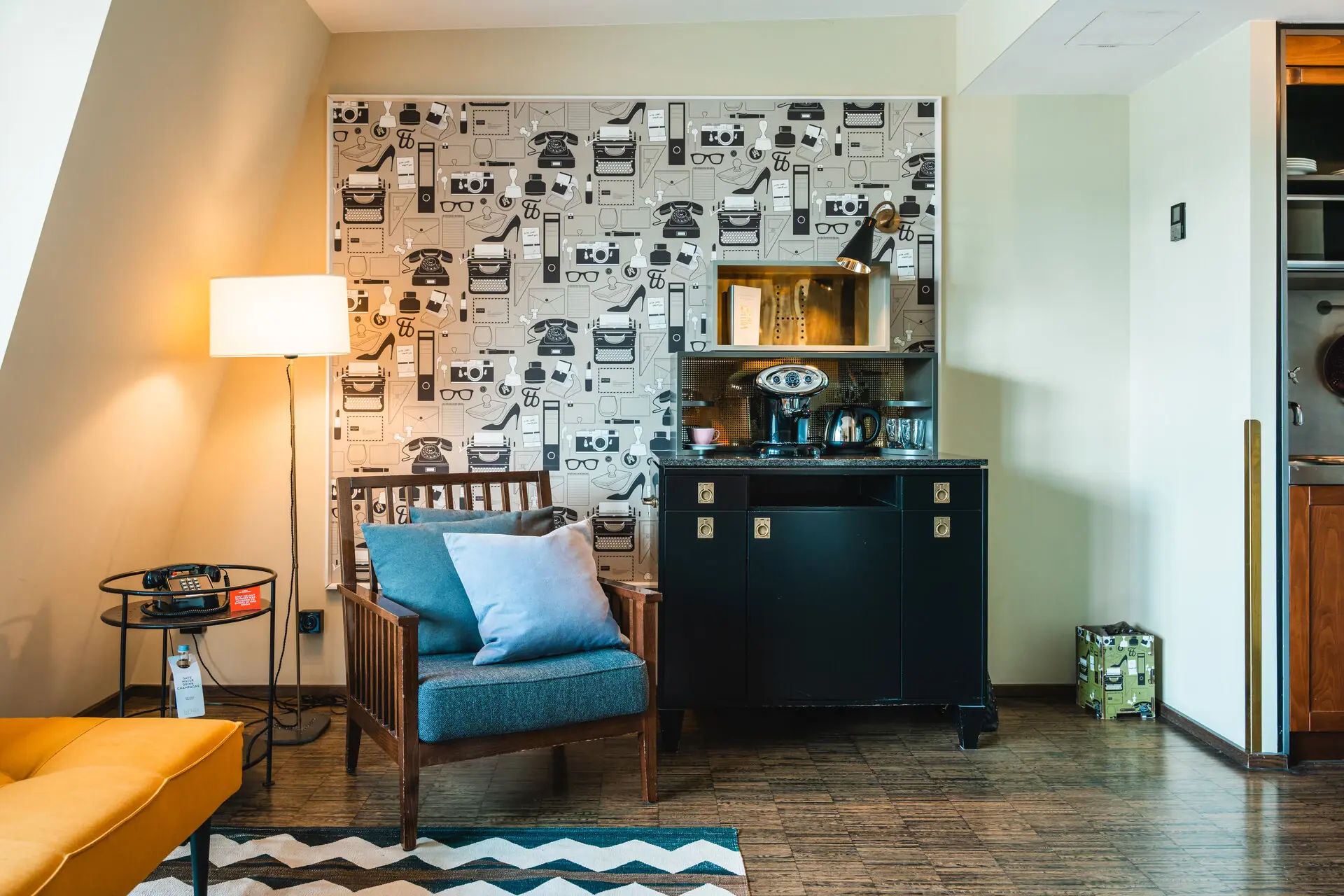 Koffie- en theestation in suite Fauteuil naast een kledingkast in een suite.