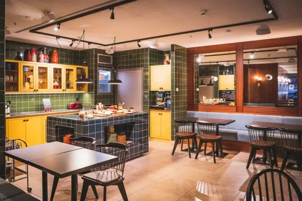 HENRI Keuken Düsseldorf Een kamer met tafels en stoelen.