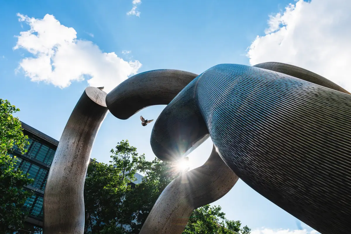 Moderne zilveren sculpturen in Berlijn