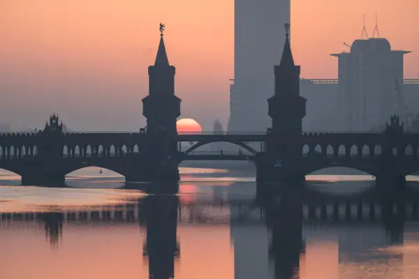HENRI Berlijn Oberbaumbrücke Brug over water met zonsondergang op de achtergrond