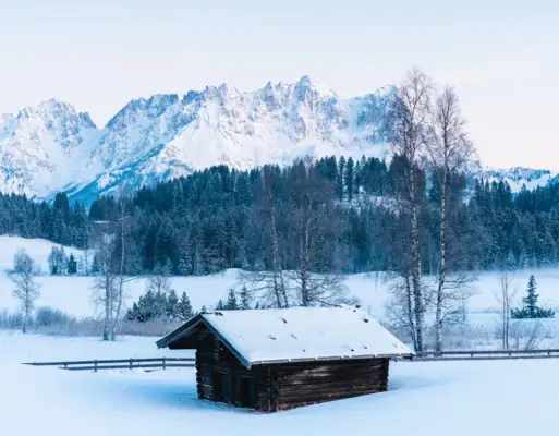 Een besneeuwde hut in de open lucht.