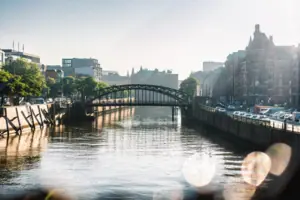 Brug over kanaal in Hamburg Speicherstadt