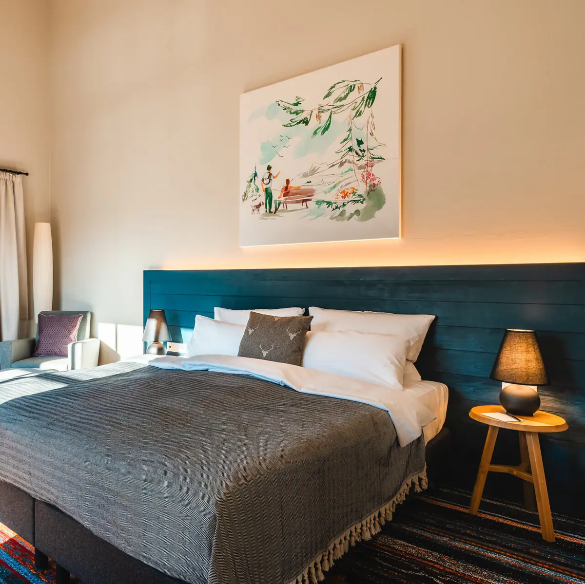 Bed Bed in een stijlvol ingerichte slaapkamer met kussens en beddengoed.