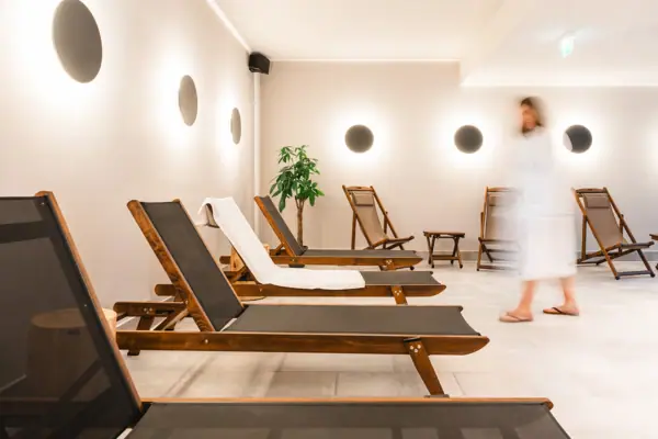 Een groep stoelen in een kamer.