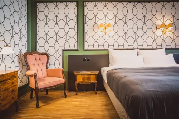 Kamers Slaapkamer met een bed en een stoel.