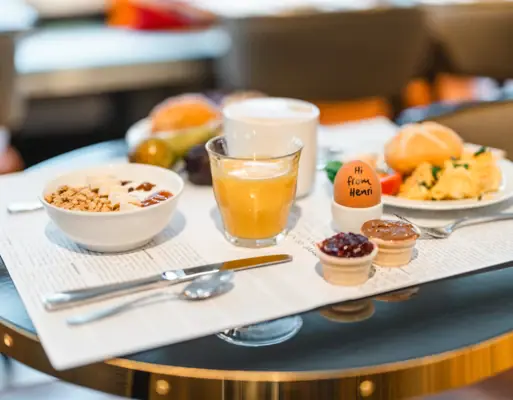 Ontbijt bij HENRI Hamburg op een tafel met servies en bestek.