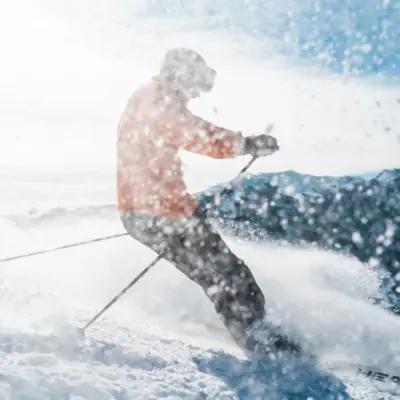 HENRI Kitzbüheler skiër Iemand skiet een helling af.