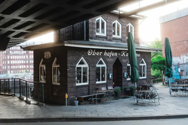 Een gebouw met een bord erop.