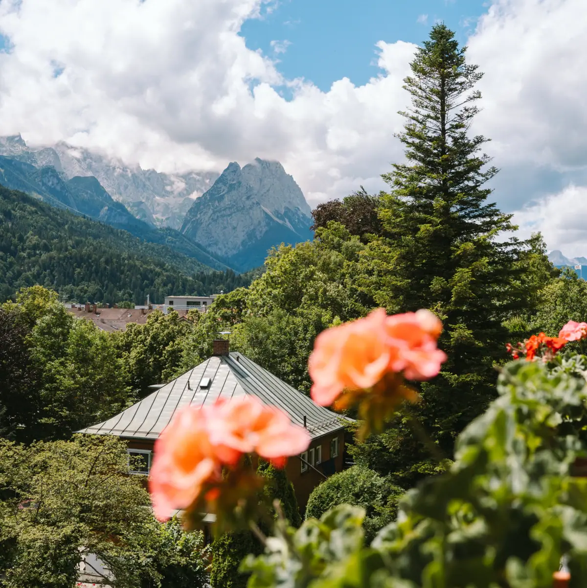 Het uitzicht vanuit een kamer in het HENRI Hotel in Garmisch-Partenkirchen.