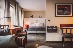 Een kamer met een bed en een bureau.