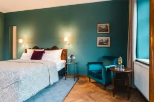 Slaapkamer Slaapkamer met bed en fauteuil