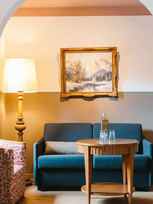 Een kamer met een bank en een salontafel.