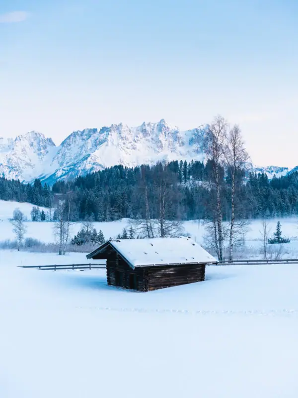 Een hut in de sneeuw.