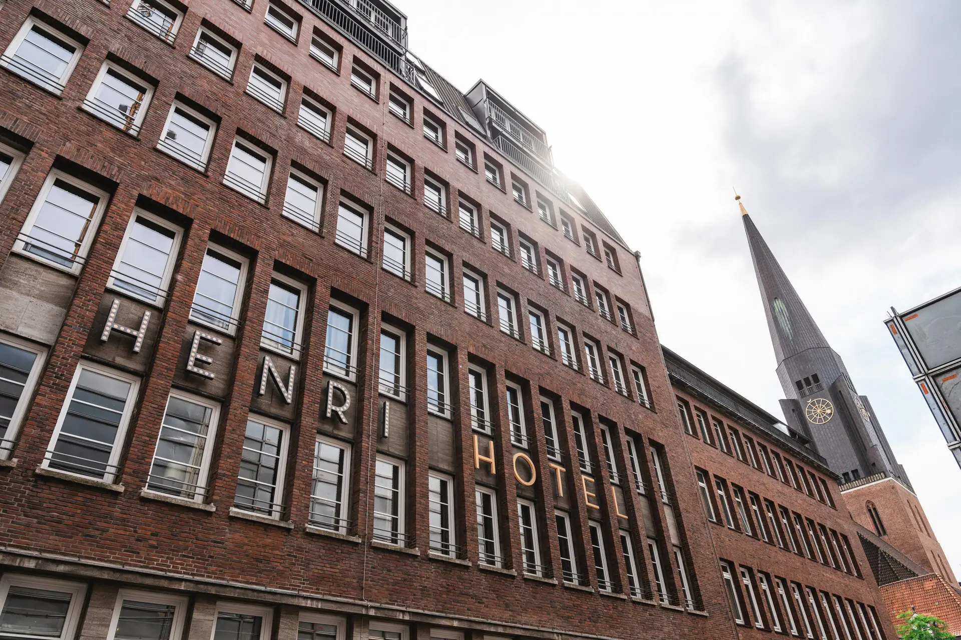 Bakstenen gevel van Hotel HENRI Hamburg
