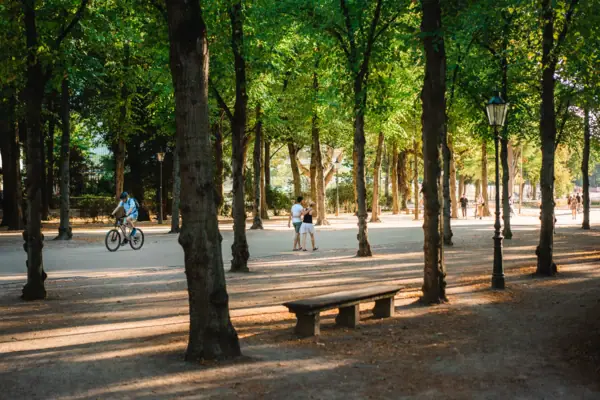Fietstocht door Düsseldorf Er staan mensen buiten onder bomen.