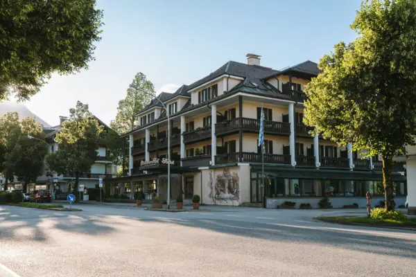 HENRI Garmisch-Partenkirchen Een gebouw omringd door bomen.