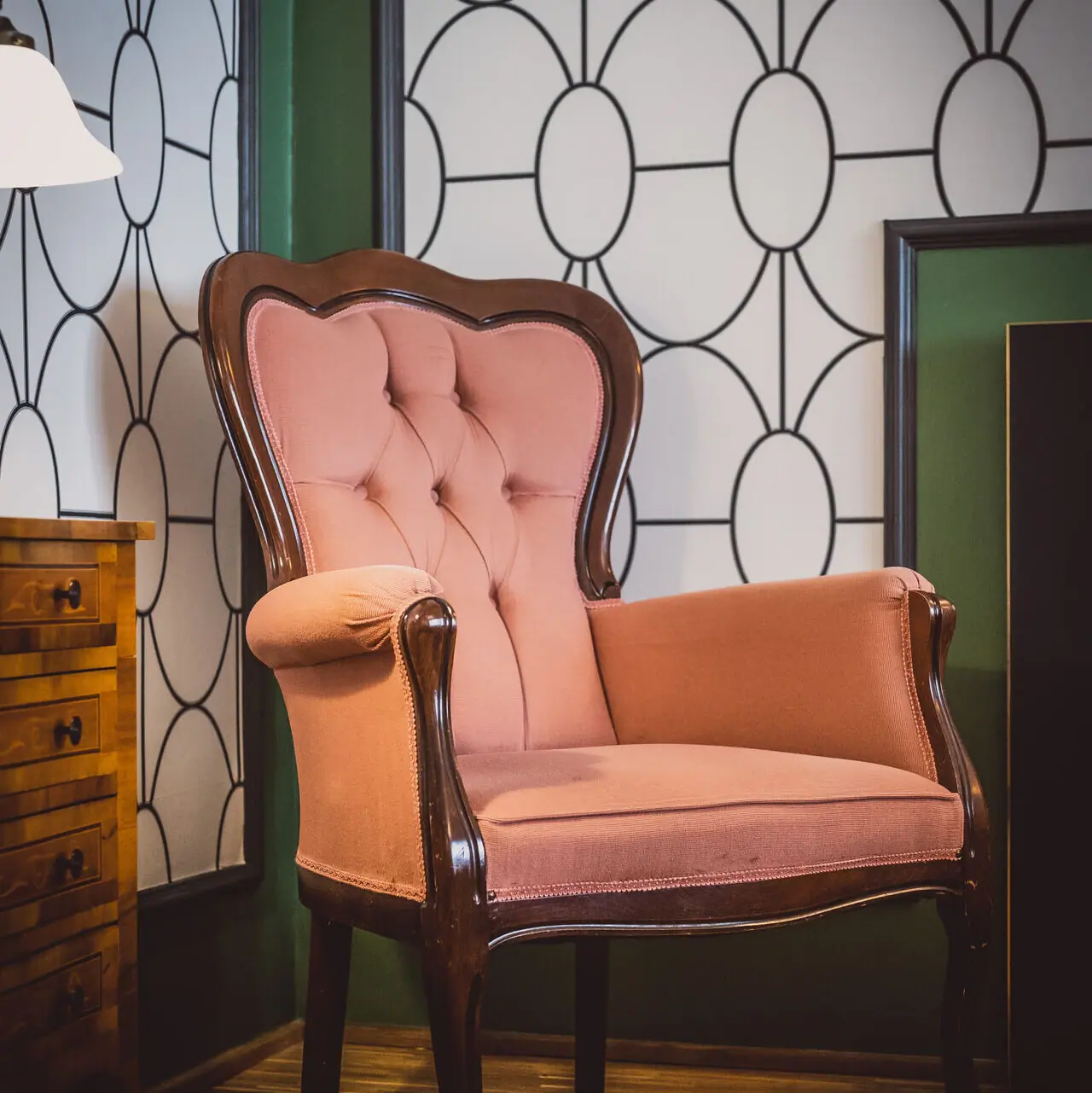 Leunstoel Een roze fauteuil in een kamer.