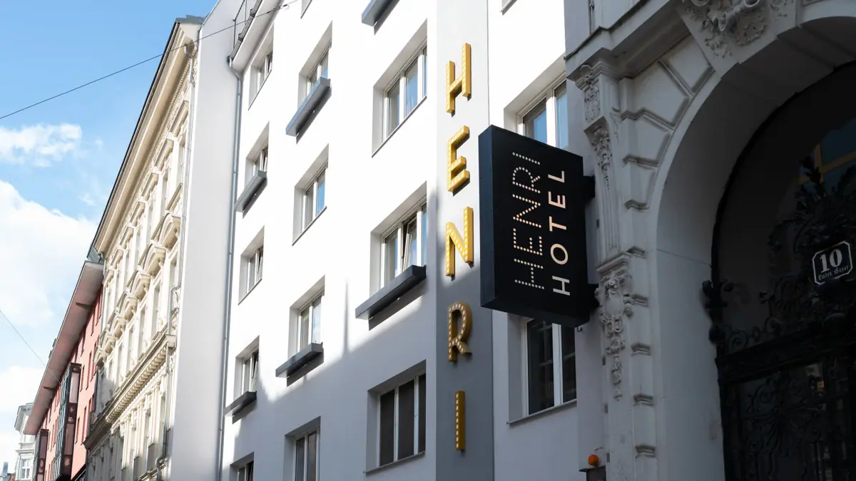 HENRI Wenen Een bord op een gebouw.