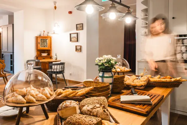 Een tafel met snacks en gebak.