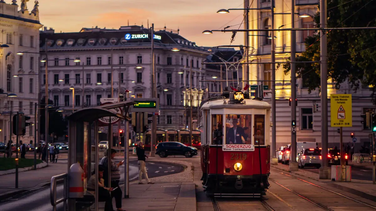 Tram op een straat