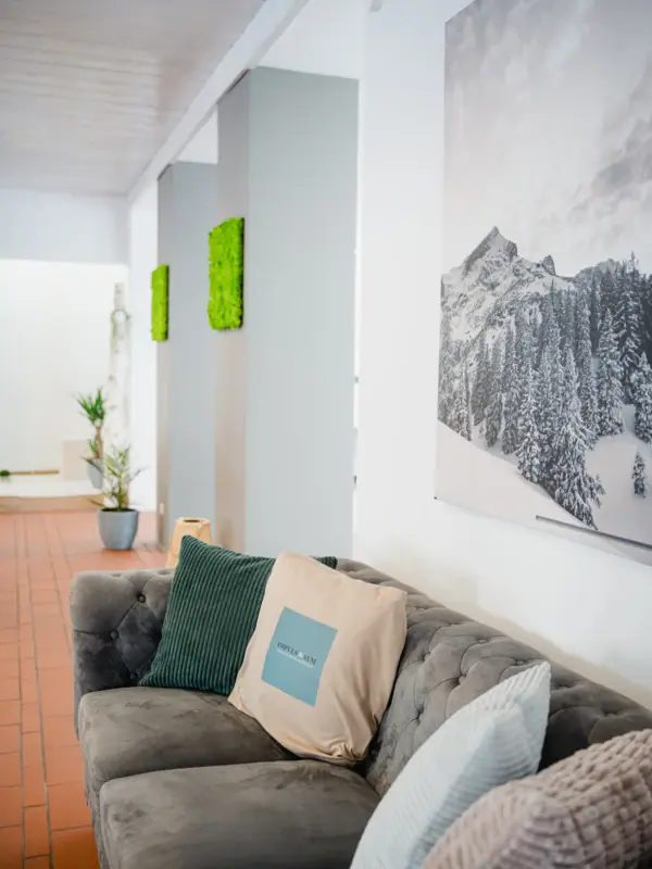 Bank met kussens in een kamer