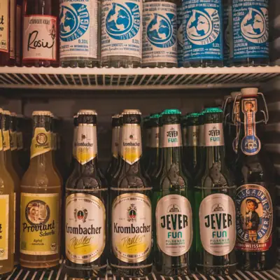 Een koelkast vol flessen